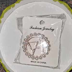 Fashion Jewelry Pearl and Gold Brooch